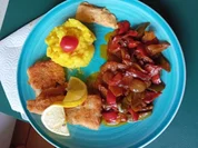 Paniertes Seelachsfilet mit Paprika-Rahm-Gemüse und Kartoffel-Stampf - Rezept - Bild Nr. 2