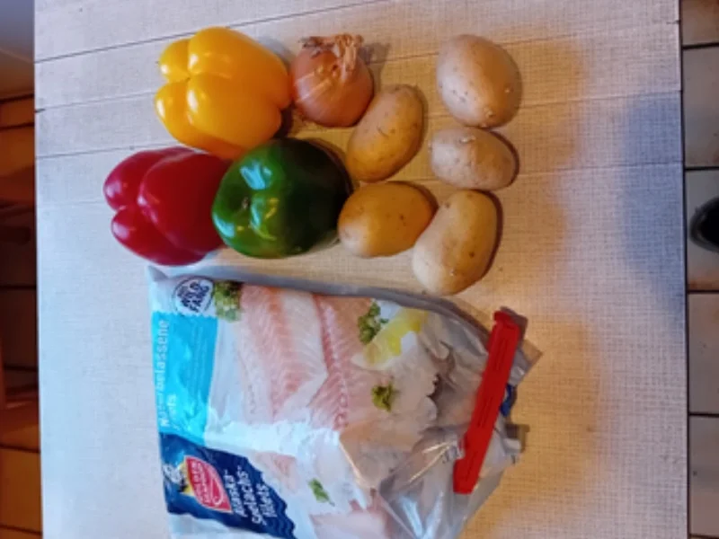 Rezept: Paniertes Seelachsfilet mit Paprika-Rahm-Gemüse und Kartoffel-Stampf Bild Nr. 3 Paniertes Seelachsfilet mit Paprika-Rahm-Gemüse und Kartoffel-Stampf - Rezept - Bild Nr. 3