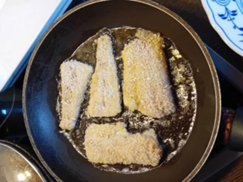 Rezept: Paniertes Seelachsfilet mit Paprika-Rahm-Gemüse und Kartoffel-Stampf Bild Nr. 5 Paniertes Seelachsfilet mit Paprika-Rahm-Gemüse und Kartoffel-Stampf - Rezept - Bild Nr. 5