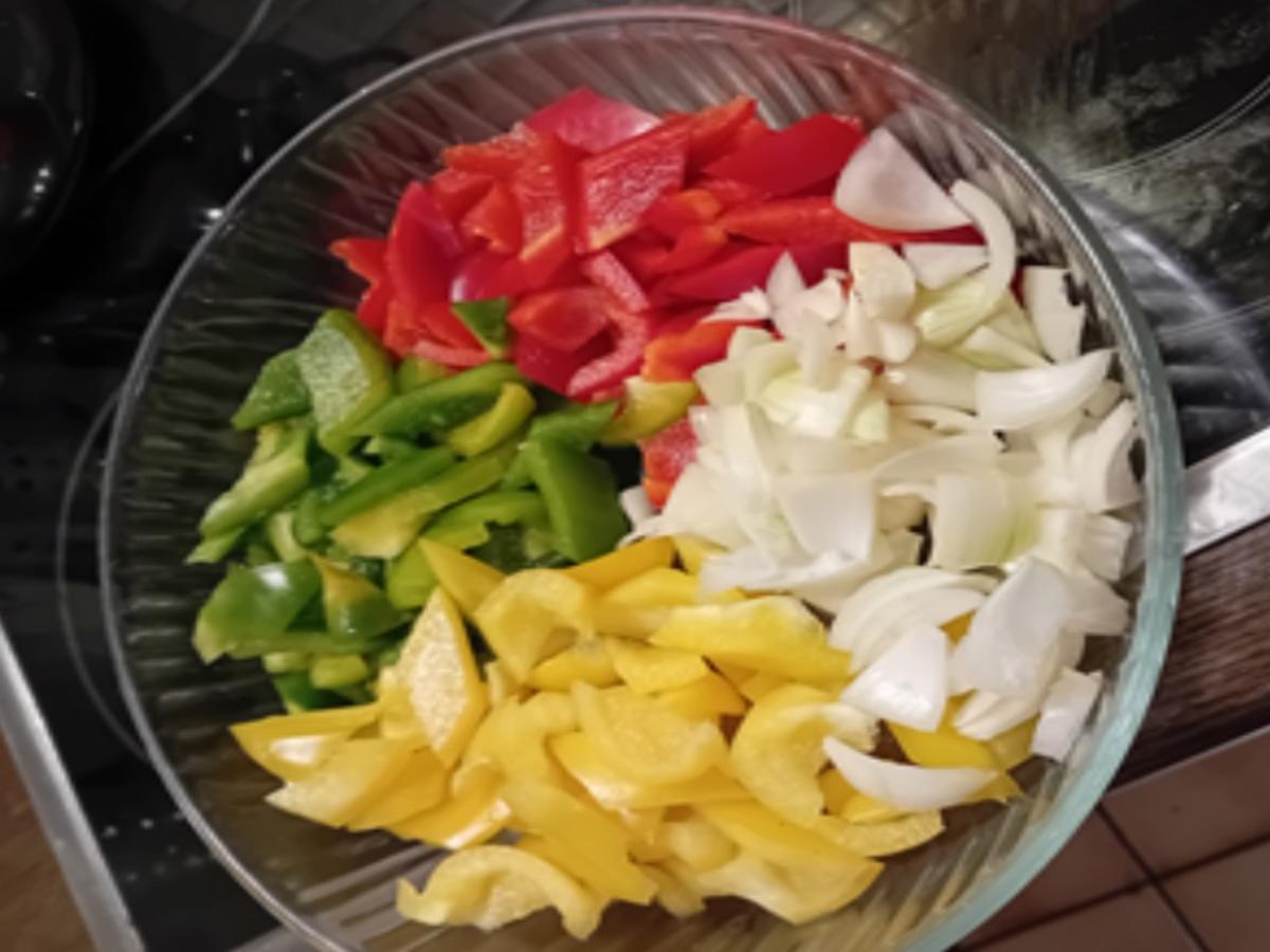 Rezept: Paniertes Seelachsfilet mit Paprika-Rahm-Gemüse und Kartoffel-Stampf Bild Nr. 9 Paniertes Seelachsfilet mit Paprika-Rahm-Gemüse und Kartoffel-Stampf - Rezept - Bild Nr. 9