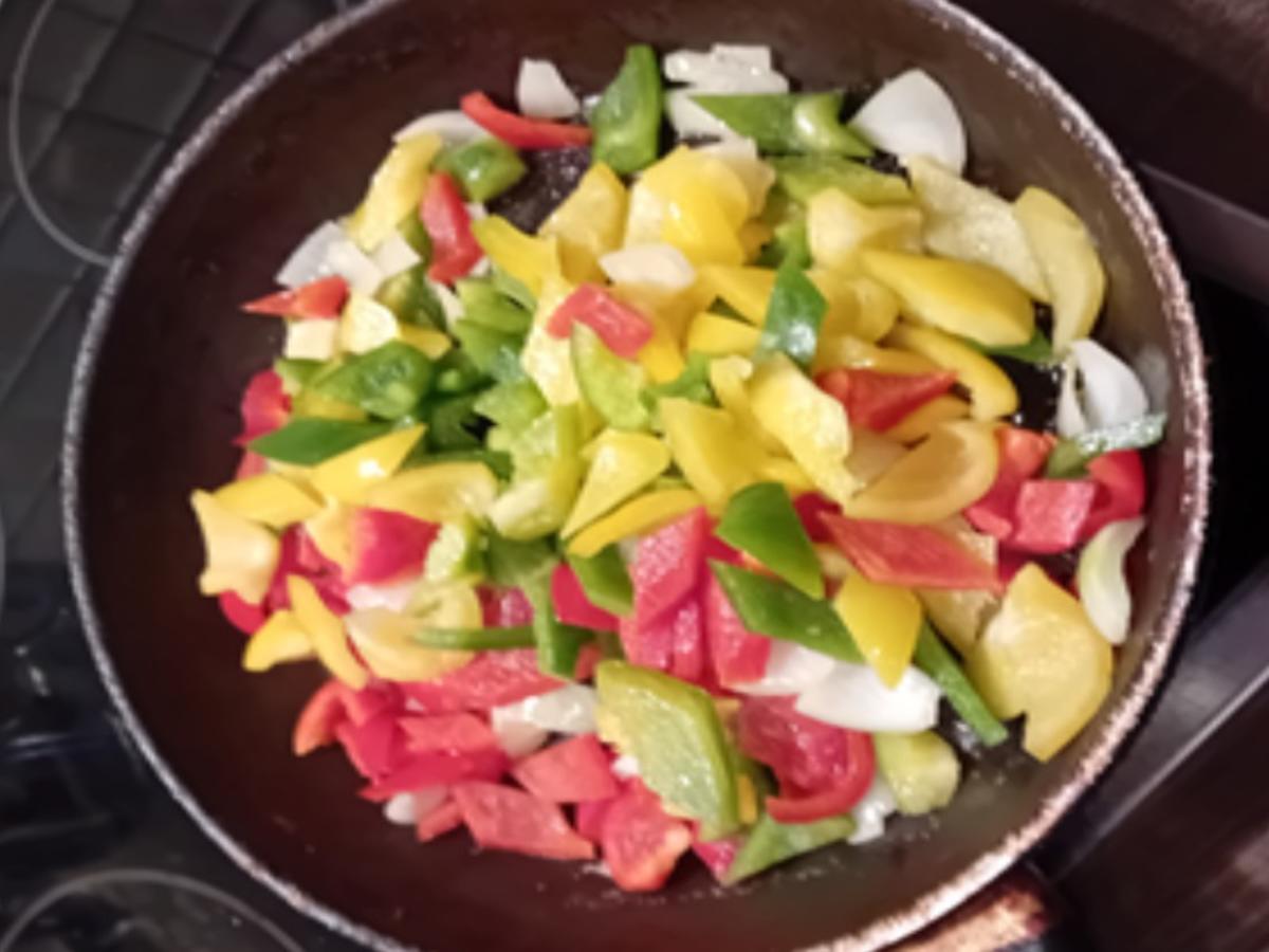 Rezept: Paniertes Seelachsfilet mit Paprika-Rahm-Gemüse und Kartoffel-Stampf Bild Nr. 10 Paniertes Seelachsfilet mit Paprika-Rahm-Gemüse und Kartoffel-Stampf - Rezept - Bild Nr. 10