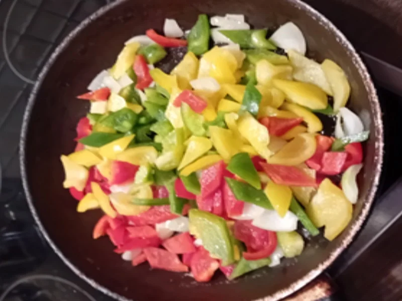 Rezept: Paniertes Seelachsfilet mit Paprika-Rahm-Gemüse und Kartoffel-Stampf Bild Nr. 10 Paniertes Seelachsfilet mit Paprika-Rahm-Gemüse und Kartoffel-Stampf - Rezept - Bild Nr. 10