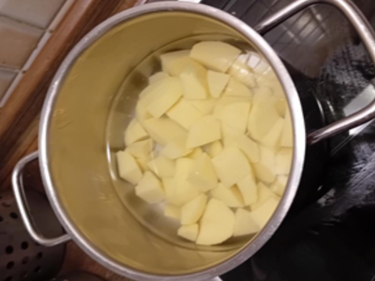 Rezept: Paniertes Seelachsfilet mit Paprika-Rahm-Gemüse und Kartoffel-Stampf Bild Nr. 12 Paniertes Seelachsfilet mit Paprika-Rahm-Gemüse und Kartoffel-Stampf - Rezept - Bild Nr. 12