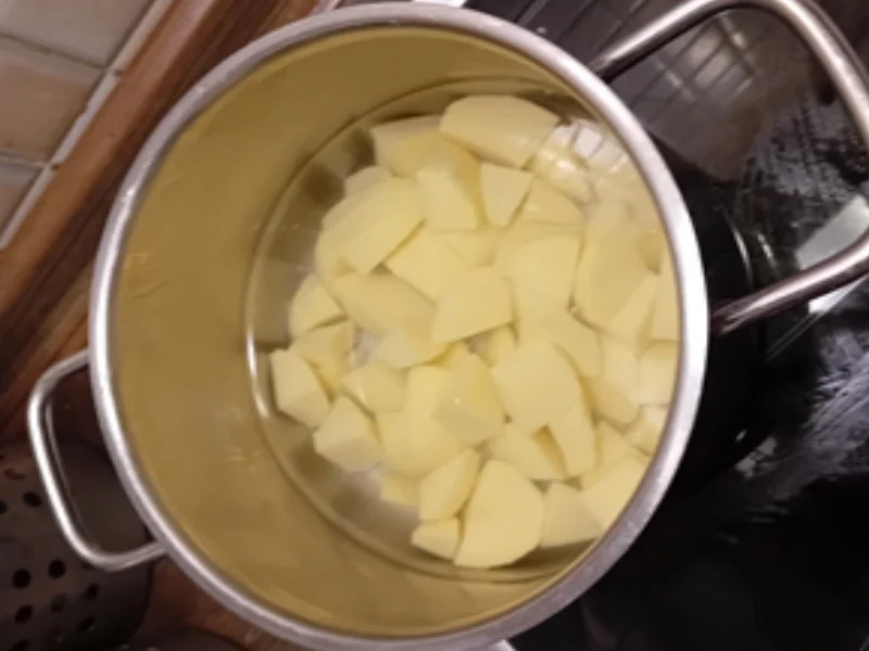 Rezept: Paniertes Seelachsfilet mit Paprika-Rahm-Gemüse und Kartoffel-Stampf Bild Nr. 12 Paniertes Seelachsfilet mit Paprika-Rahm-Gemüse und Kartoffel-Stampf - Rezept - Bild Nr. 12