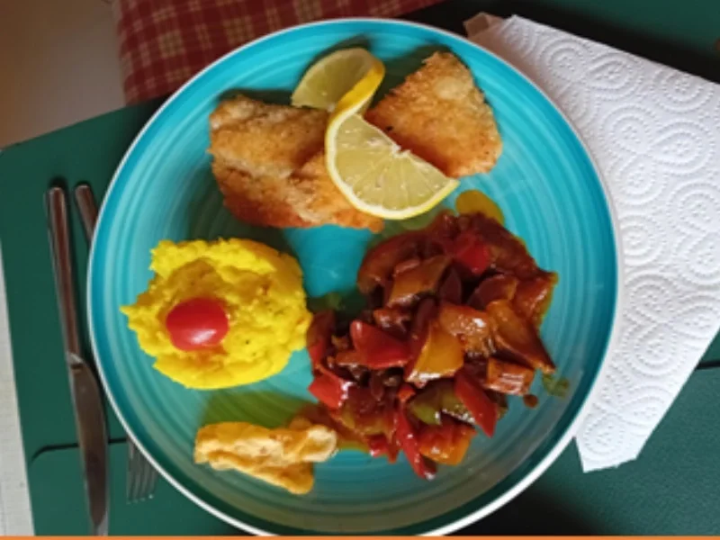 Rezept: Paniertes Seelachsfilet mit Paprika-Rahm-Gemüse und Kartoffel-Stampf Bild Nr. 13 Paniertes Seelachsfilet mit Paprika-Rahm-Gemüse und Kartoffel-Stampf - Rezept - Bild Nr. 13