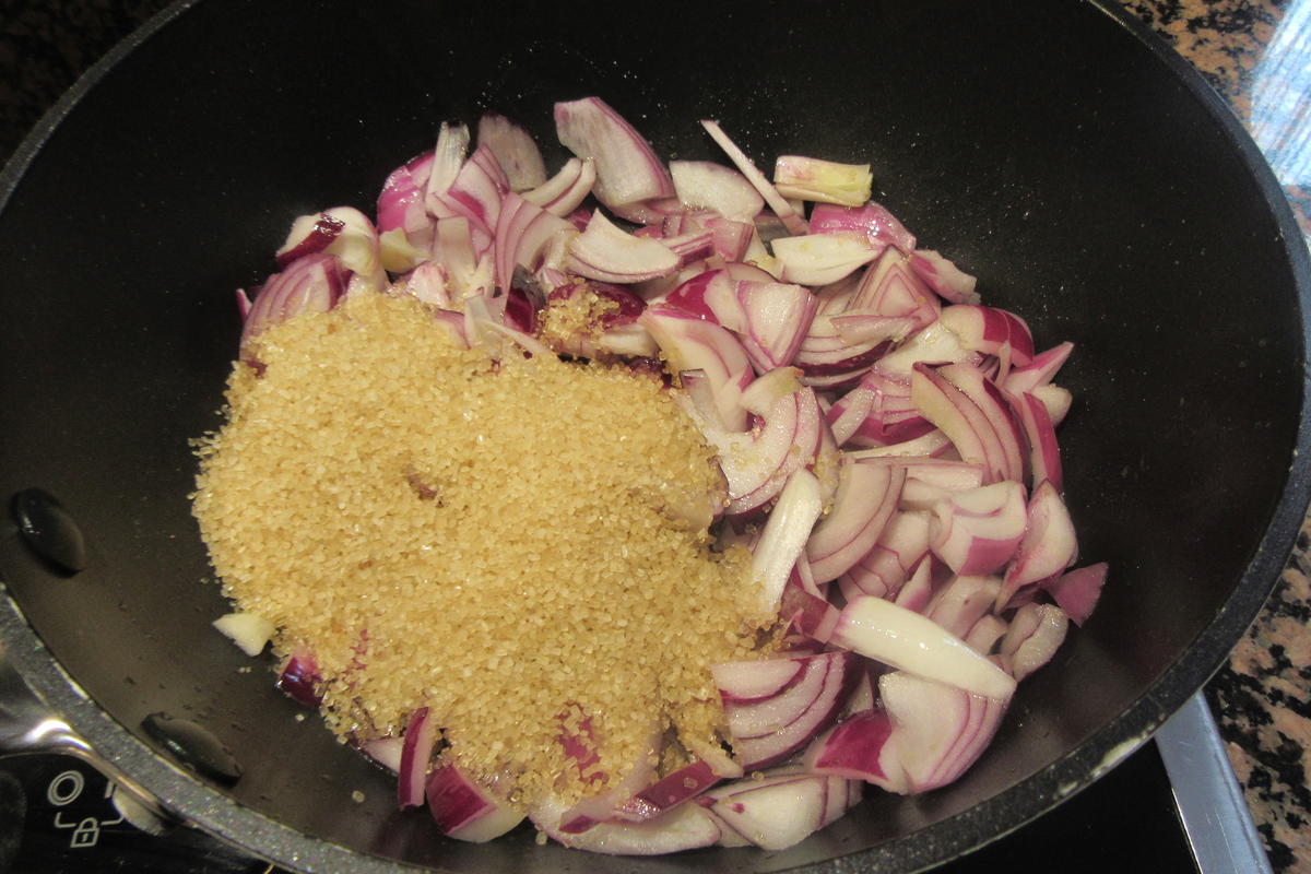 Pikantes Backen: Tarte mit karamellisierten Zwiebeln und Babyspinat - Rezept - Bild Nr. 17781