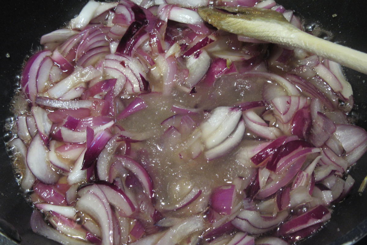 Pikantes Backen: Tarte mit karamellisierten Zwiebeln und Babyspinat - Rezept - Bild Nr. 17782