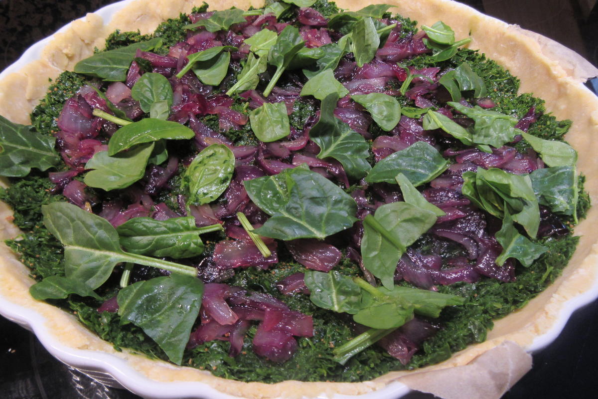Pikantes Backen: Tarte mit karamellisierten Zwiebeln und Babyspinat - Rezept - Bild Nr. 17785