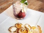 Poffertjes mit Beerenkompott und Litchi-Zimt-Eis (Marijke Amado) - Rezept - Bild Nr. 17800