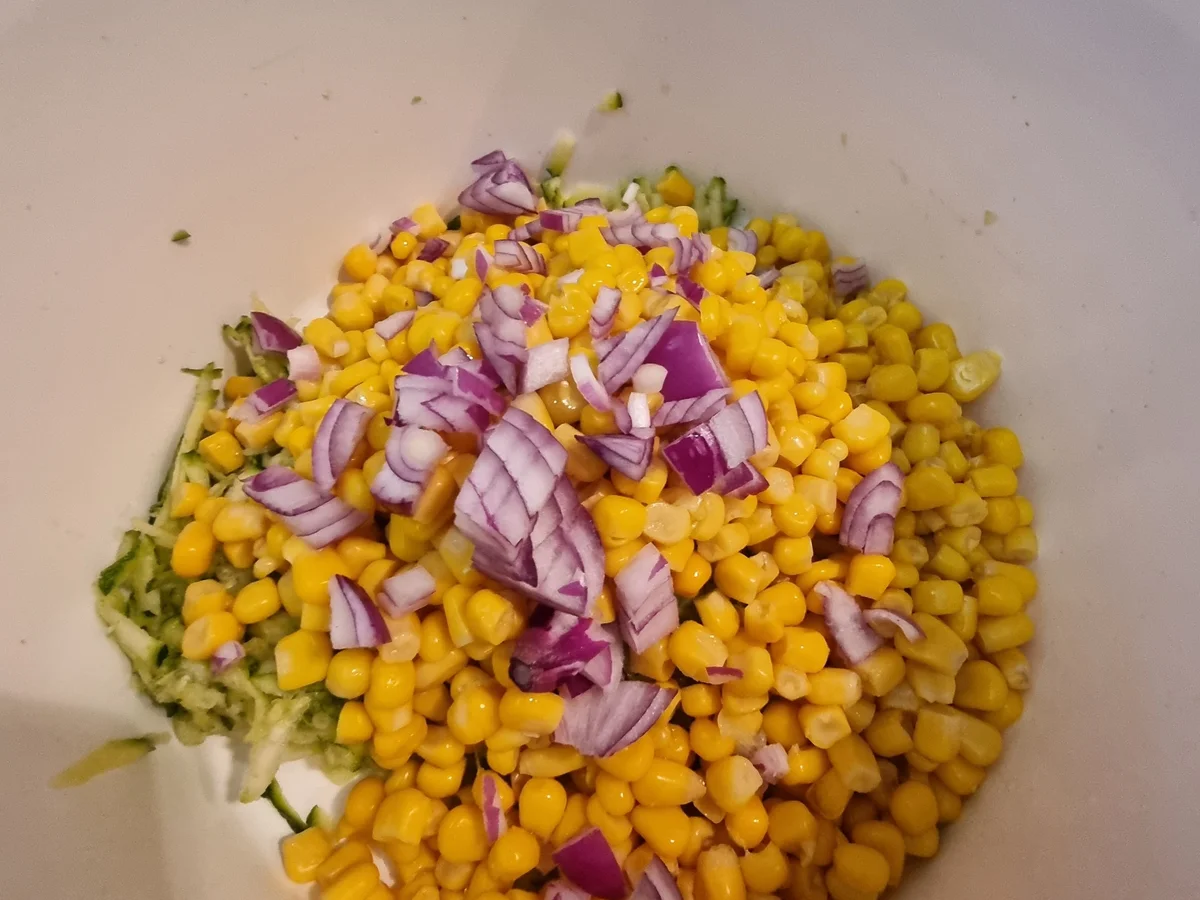 Rezept: Zucchini-Mais-Fritters mit Avocado-Joghurt-Dip Bild Nr. 17785 Zucchini-Mais-Fritters mit Avocado-Joghurt-Dip - Rezept - Bild Nr. 17785