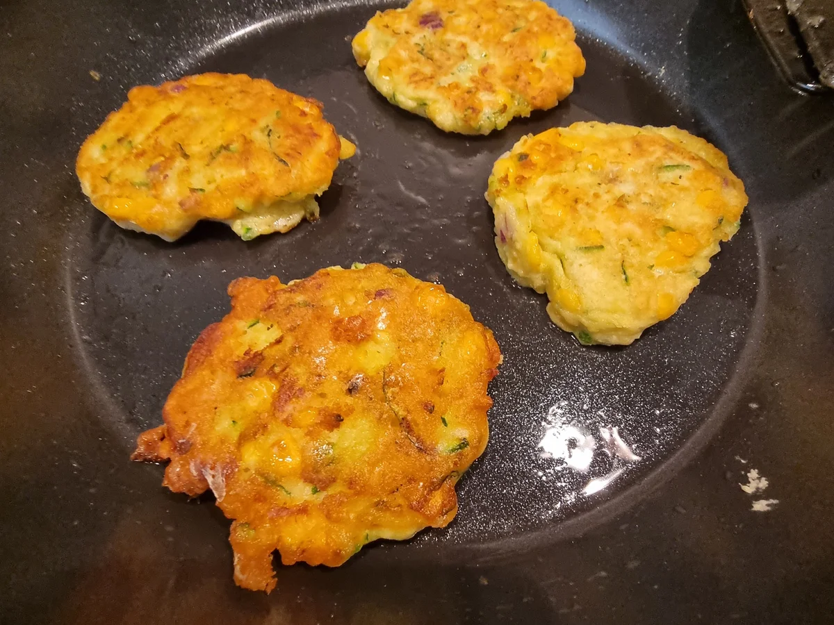 Rezept: Zucchini-Mais-Fritters mit Avocado-Joghurt-Dip Bild Nr. 17792 Zucchini-Mais-Fritters mit Avocado-Joghurt-Dip - Rezept - Bild Nr. 17792