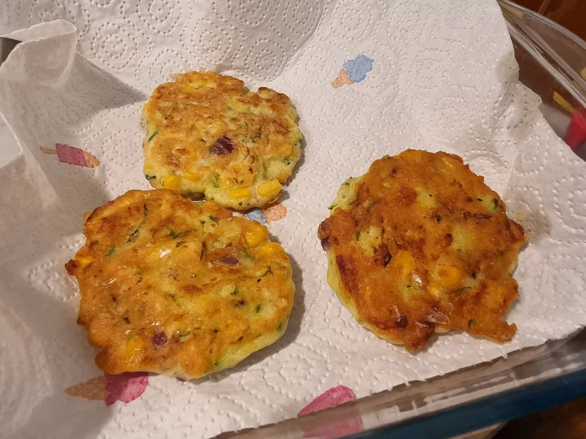 Rezept: Zucchini-Mais-Fritters mit Avocado-Joghurt-Dip Bild Nr. 17793 Zucchini-Mais-Fritters mit Avocado-Joghurt-Dip - Rezept - Bild Nr. 17793