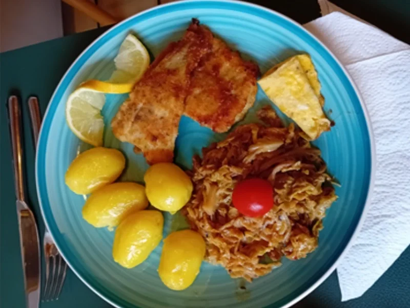 Rezept: Seelachsfilet paniert mit Brat-Rahm-Wirsing und Butter-Pellkartoffel-Drillingen Bild Nr. 2 Seelachsfilet paniert mit Brat-Rahm-Wirsing und Butter-Pellkartoffel-Drillingen - Rezept - Bild Nr. 2