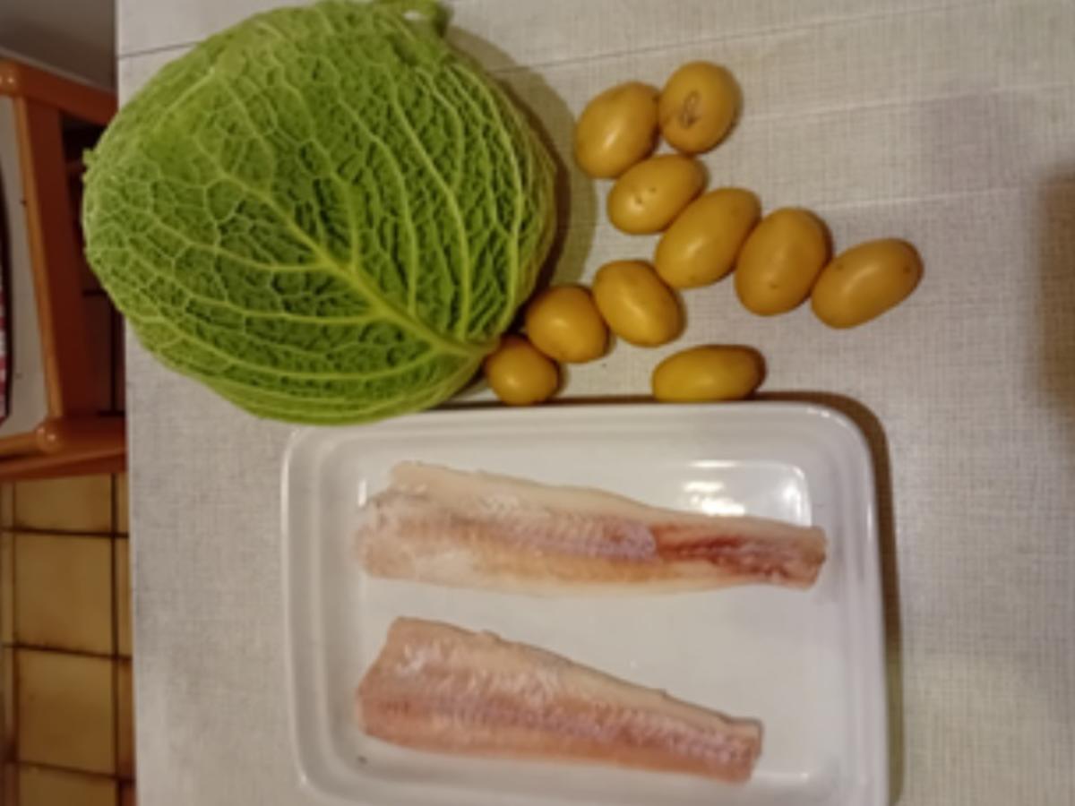 Seelachsfilet paniert mit Brat-Rahm-Wirsing und Butter-Pellkartoffel-Drillingen - Rezept - Bild Nr. 3