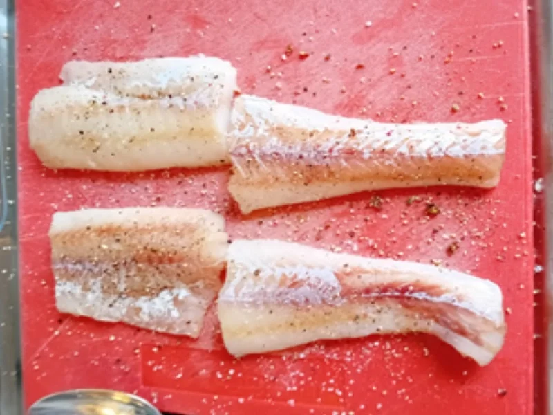 Rezept: Seelachsfilet paniert mit Brat-Rahm-Wirsing und Butter-Pellkartoffel-Drillingen Bild Nr. 4 Seelachsfilet paniert mit Brat-Rahm-Wirsing und Butter-Pellkartoffel-Drillingen - Rezept - Bild Nr. 4