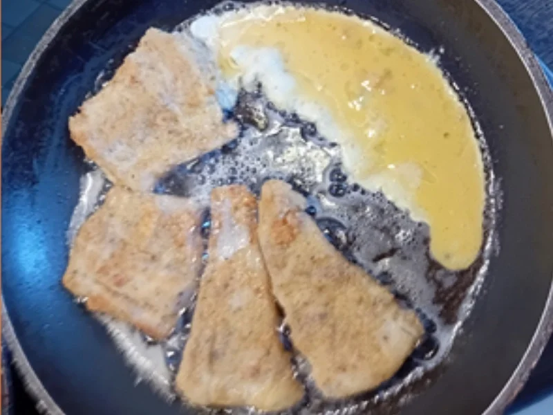 Rezept: Seelachsfilet paniert mit Brat-Rahm-Wirsing und Butter-Pellkartoffel-Drillingen Bild Nr. 6 Seelachsfilet paniert mit Brat-Rahm-Wirsing und Butter-Pellkartoffel-Drillingen - Rezept - Bild Nr. 6