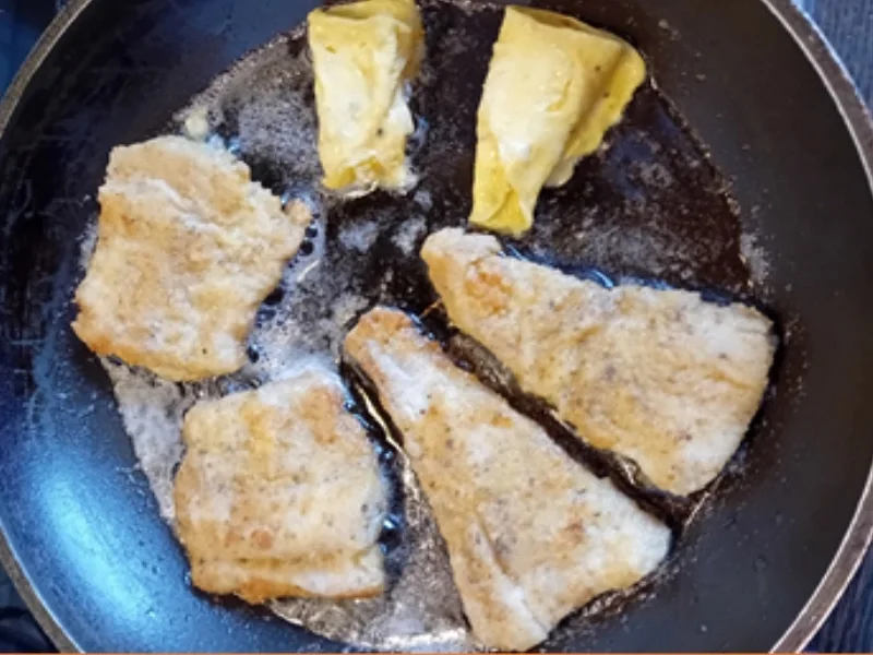 Rezept: Seelachsfilet paniert mit Brat-Rahm-Wirsing und Butter-Pellkartoffel-Drillingen Bild Nr. 7 Seelachsfilet paniert mit Brat-Rahm-Wirsing und Butter-Pellkartoffel-Drillingen - Rezept - Bild Nr. 7