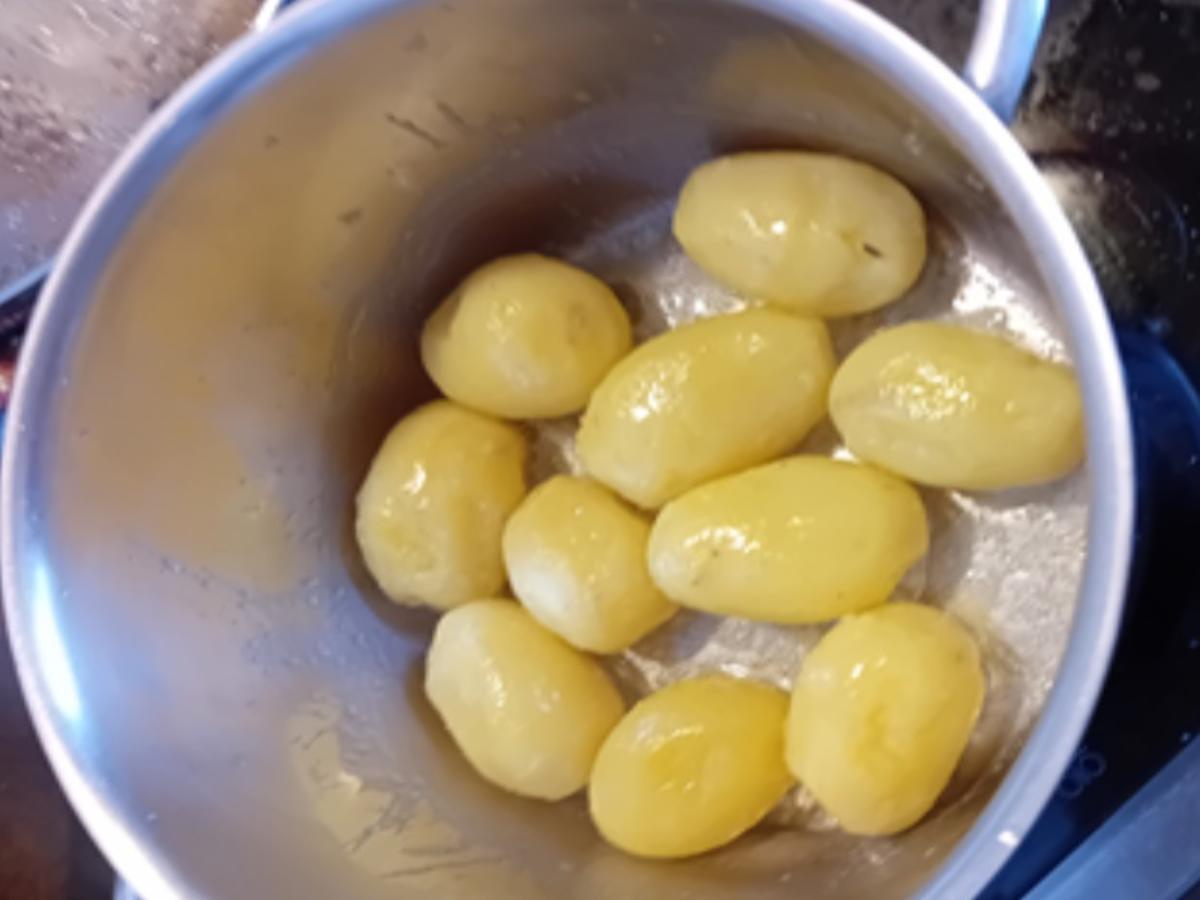 Seelachsfilet paniert mit Brat-Rahm-Wirsing und Butter-Pellkartoffel-Drillingen - Rezept - Bild Nr. 13