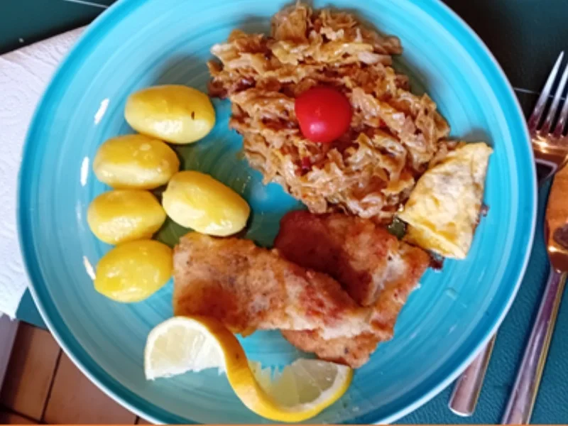 Rezept: Seelachsfilet paniert mit Brat-Rahm-Wirsing und Butter-Pellkartoffel-Drillingen Bild Nr. 14 Seelachsfilet paniert mit Brat-Rahm-Wirsing und Butter-Pellkartoffel-Drillingen - Rezept - Bild Nr. 14