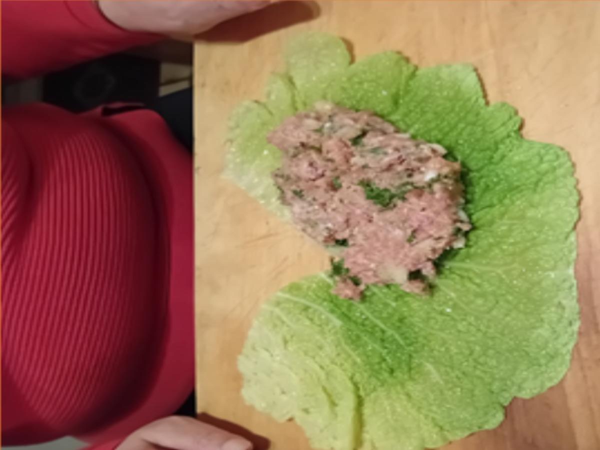 Wirsingrouladen mit herzhafter Rahmsauce, Honig-Bundmöhren und Drillingen - Rezept - Bild Nr. 17817