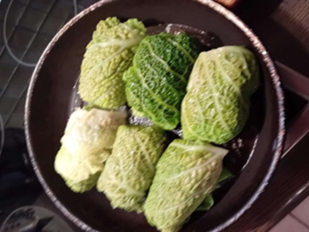 Wirsingrouladen mit herzhafter Rahmsauce, Honig-Bundmöhren und Drillingen - Rezept - Bild Nr. 17818