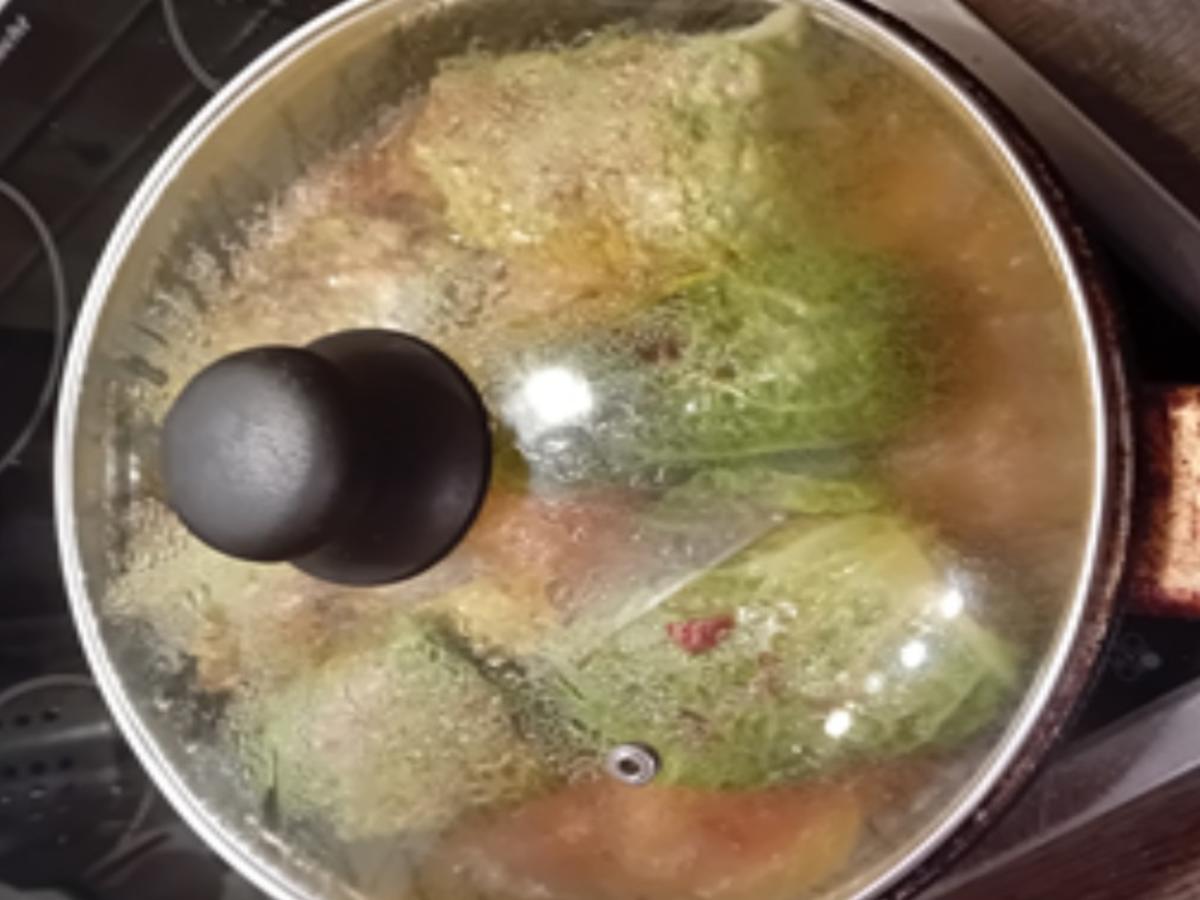 Wirsingrouladen mit herzhafter Rahmsauce, Honig-Bundmöhren und Drillingen - Rezept - Bild Nr. 17819