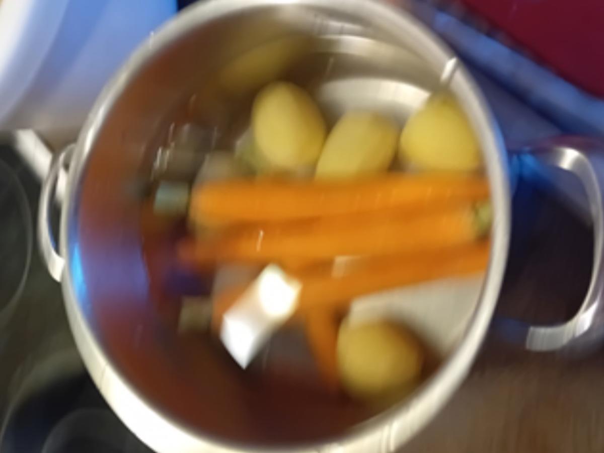 Wirsingrouladen mit herzhafter Rahmsauce, Honig-Bundmöhren und Drillingen - Rezept - Bild Nr. 17821