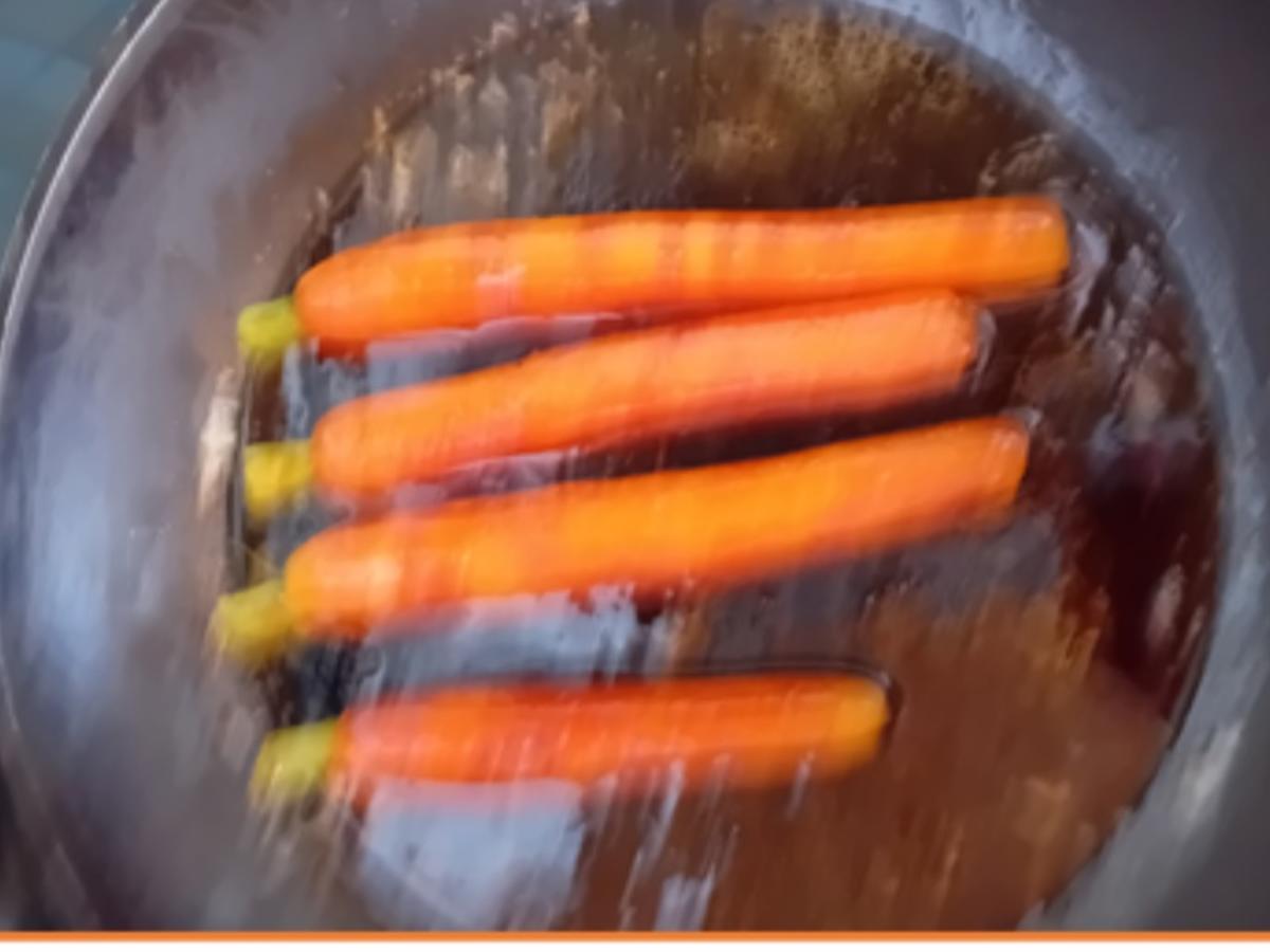 Wirsingrouladen mit herzhafter Rahmsauce, Honig-Bundmöhren und Drillingen - Rezept - Bild Nr. 17822