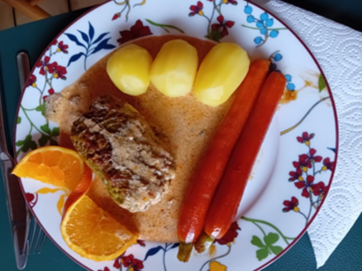 Wirsingrouladen mit herzhafter Rahmsauce, Honig-Bundmöhren und Drillingen - Rezept - Bild Nr. 17823