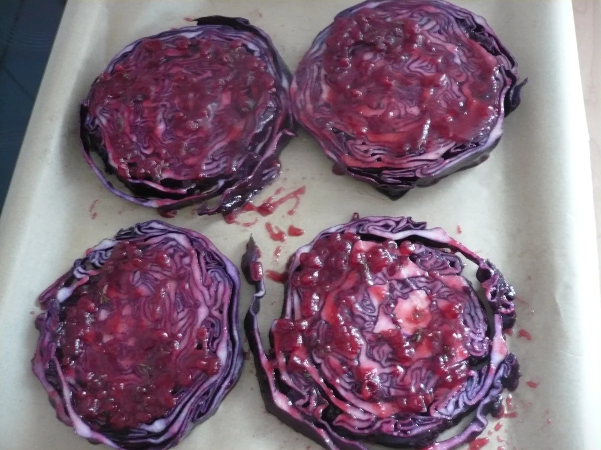 Rotkohlsteaks mit Camembert und Preiselbeeren - Rezept - Bild Nr. 17844