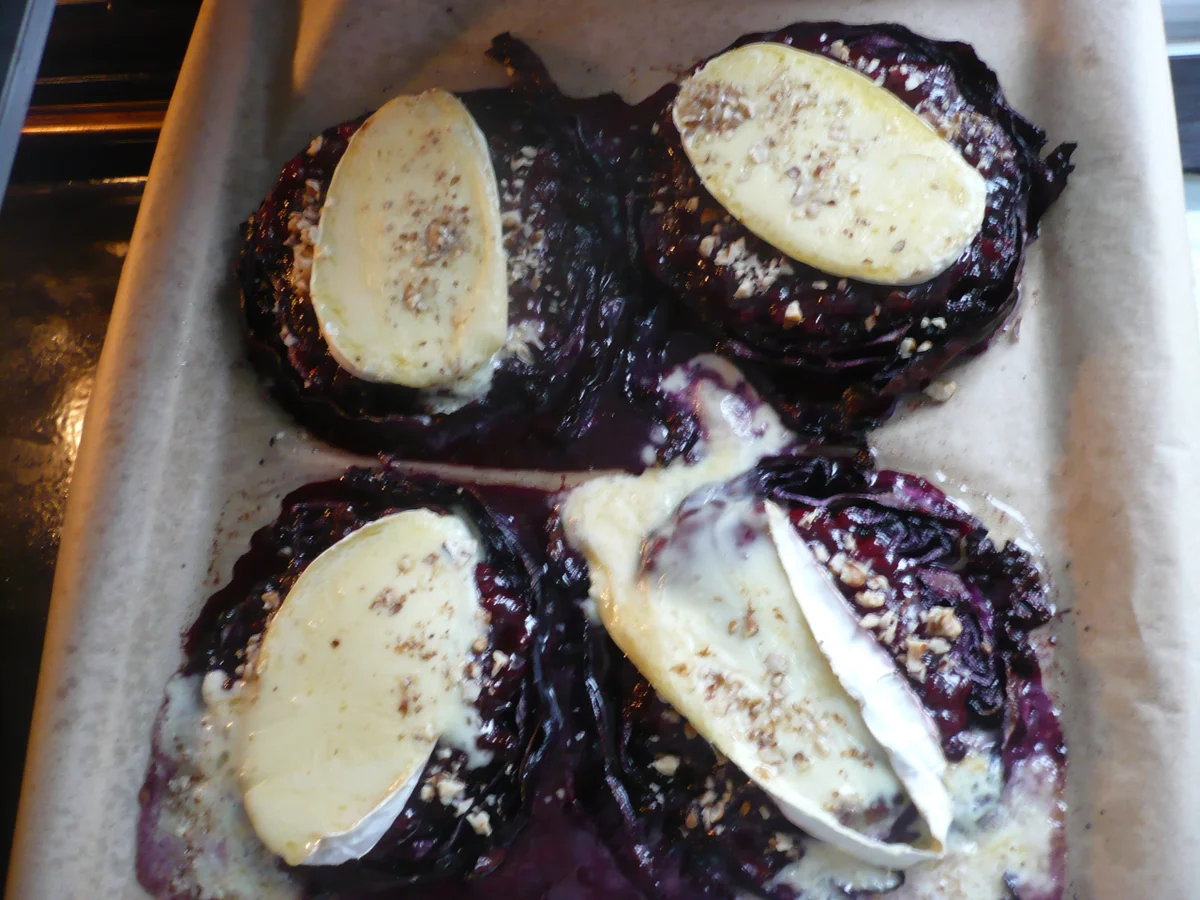 Rotkohlsteaks mit Camembert und Preiselbeeren - Rezept - Bild Nr. 17849