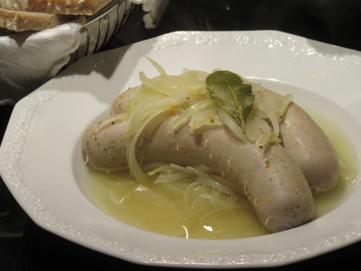 Rezept: Lamm: Lammbratwürste im Zwiebelsud Bild Nr. 17845 Lamm: Lammbratwürste im Zwiebelsud - Rezept - Bild Nr. 17845