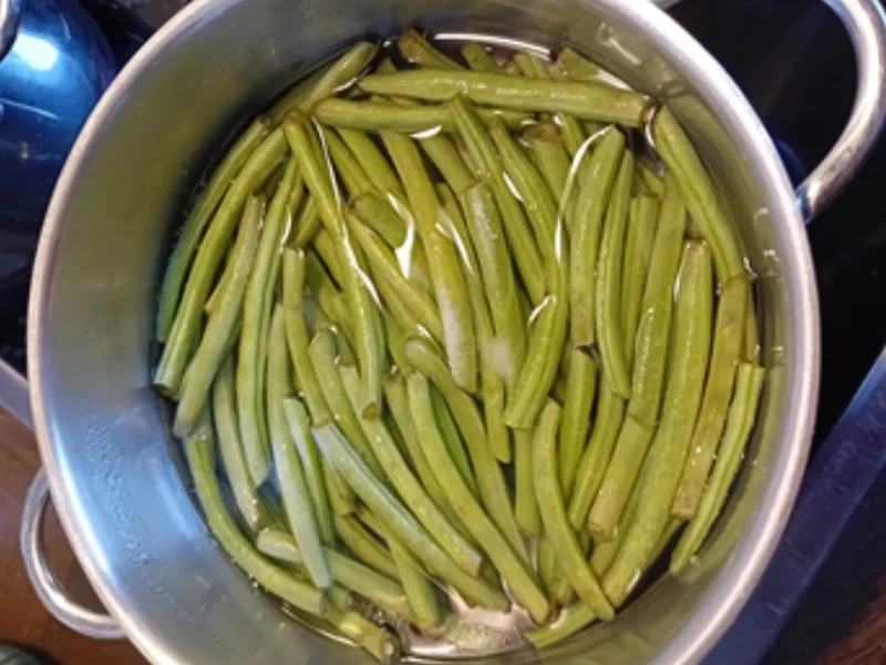 Rezept: Putenoberkeulen-Braten mit herzhafter Sau-ce, Buschbohnen und Drillingen Bild Nr. 9 Putenoberkeulen-Braten mit herzhafter Sau-ce, Buschbohnen und Drillingen - Rezept - Bild Nr. 9