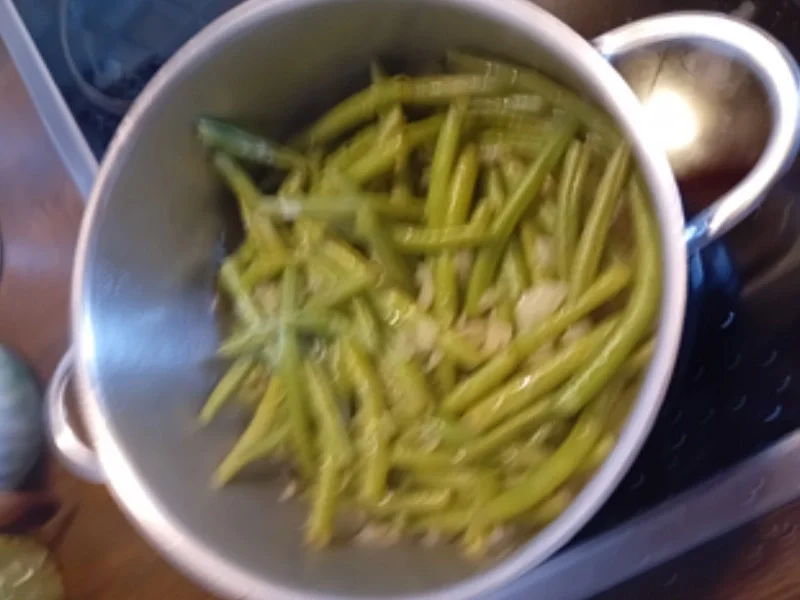 Rezept: Putenoberkeulen-Braten mit herzhafter Sau-ce, Buschbohnen und Drillingen Bild Nr. 10 Putenoberkeulen-Braten mit herzhafter Sau-ce, Buschbohnen und Drillingen - Rezept - Bild Nr. 10