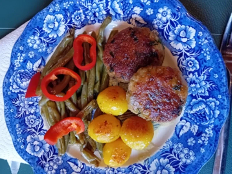 Fischbuletten mit Buschbohnen und Brat-Drillingen - Rezept - Bild Nr. 2