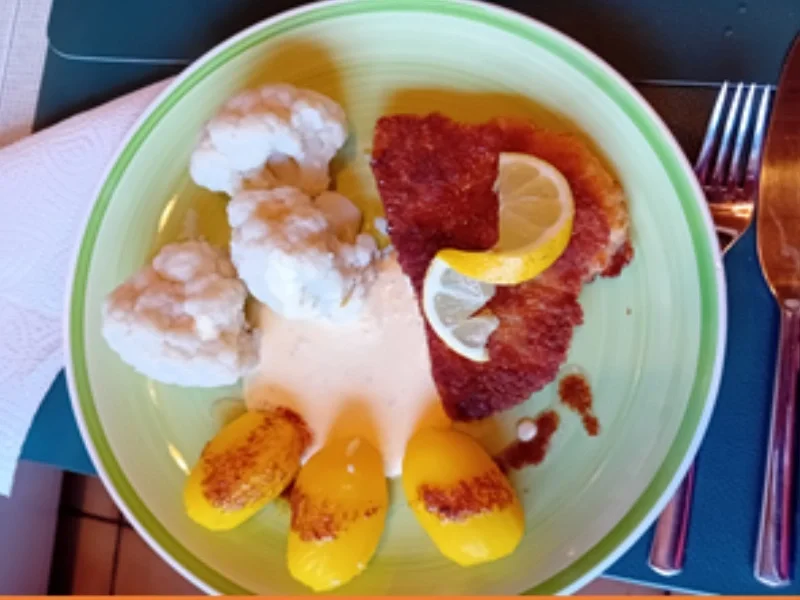 Rezept: Putenschnitzel mit Sauce Hollandaise, Blumenkohl und Drillingen Bild Nr. 2 Putenschnitzel mit Sauce Hollandaise, Blumenkohl und Drillingen - Rezept - Bild Nr. 2