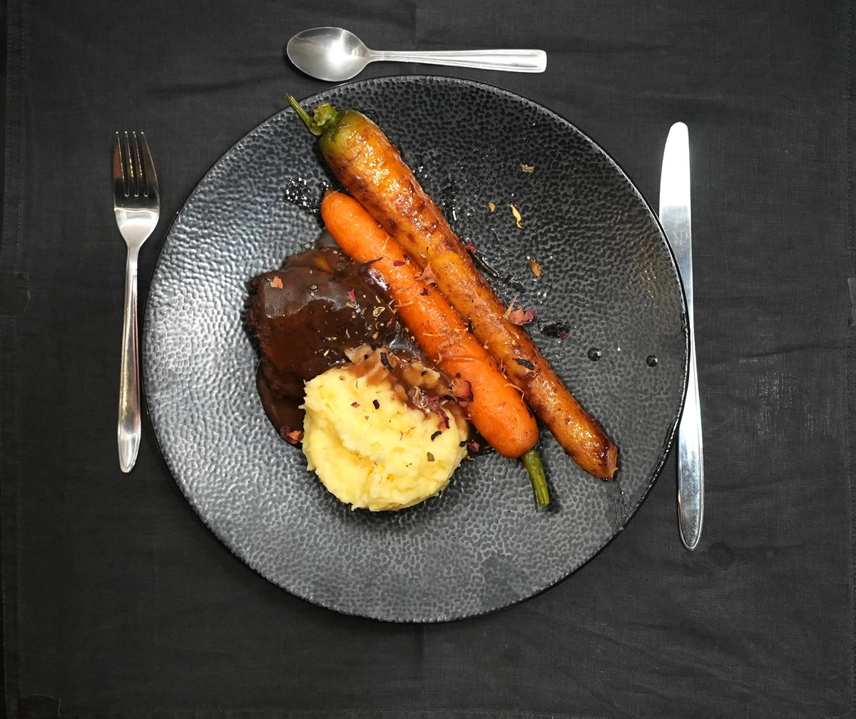 Geschmortes Kalbsbäckchen in Rotwein-Jus an getrüffeltem Kartoffelstampf - Rezept - Bild Nr. 17912