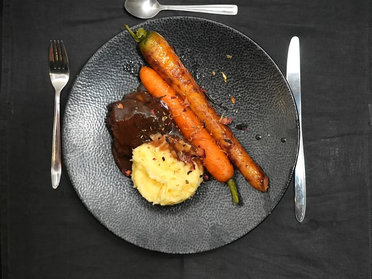 Geschmortes Kalbsbäckchen in Rotwein-Jus an getrüffeltem Kartoffelstampf - Rezept - Bild Nr. 17912