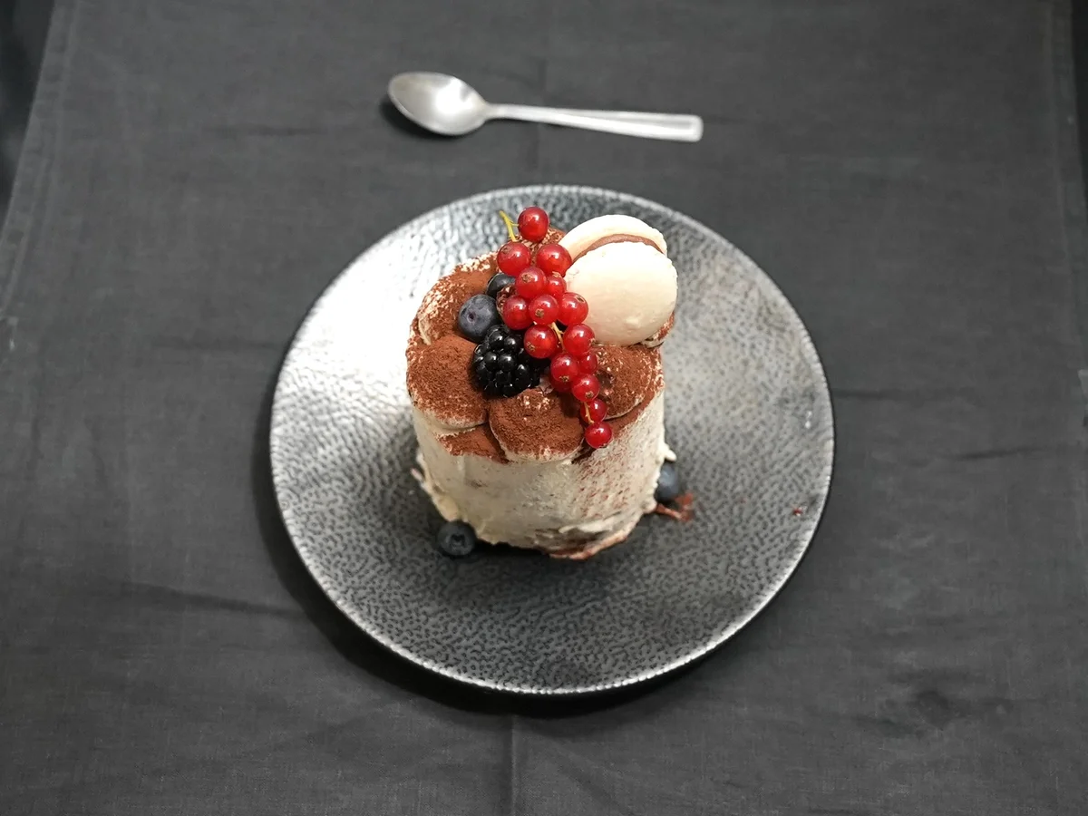 Schokoladen-Törtchen mit Haselnuss-Praliné und Macarons - Rezept - Bild Nr. 17912