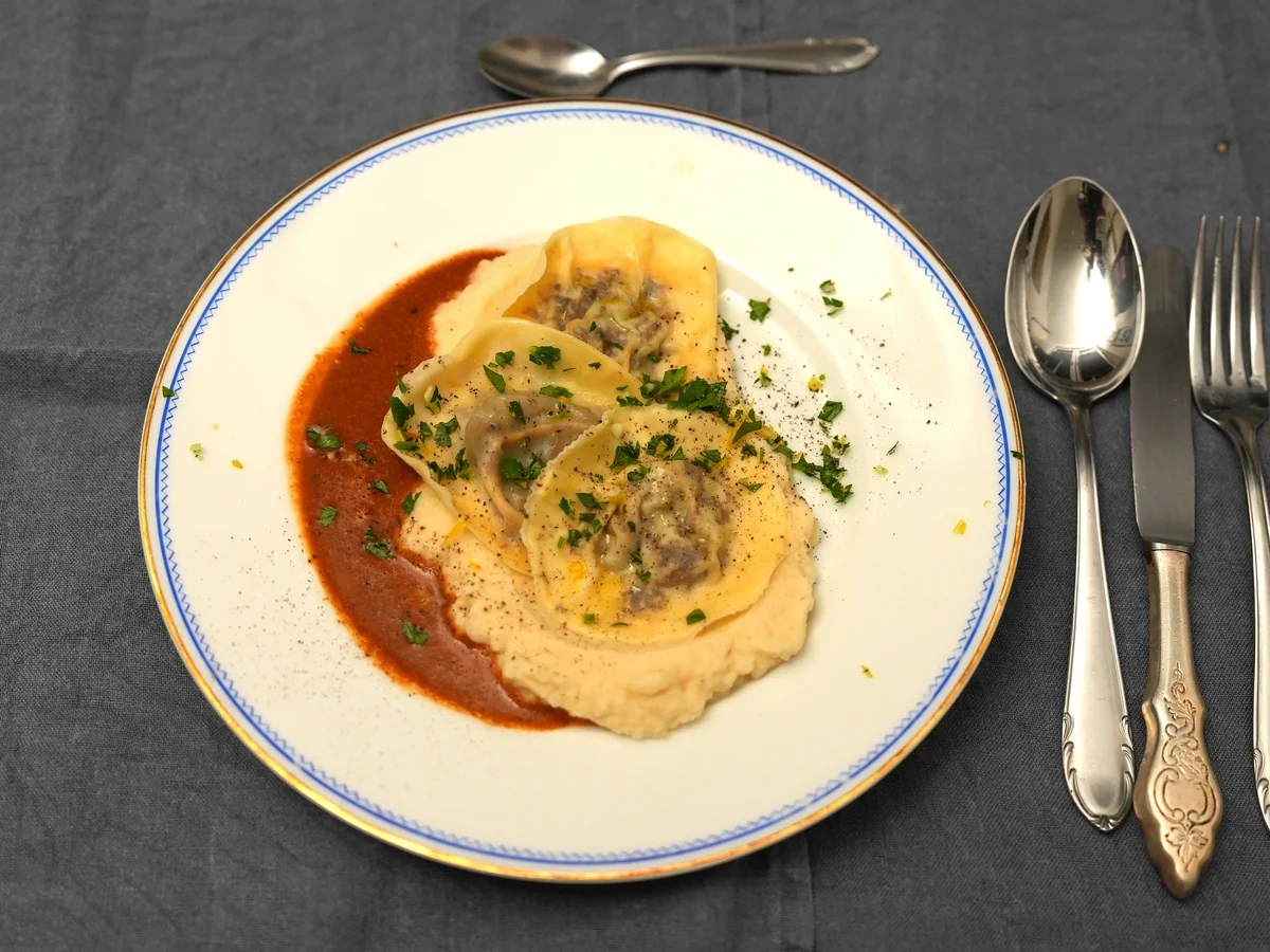 Rezept: Ravioli mit Ossobuco, Selleriepüree & Gremolata Bild Nr. 2 Ravioli mit Ossobuco, Selleriepüree & Gremolata - Rezept - Bild Nr. 2