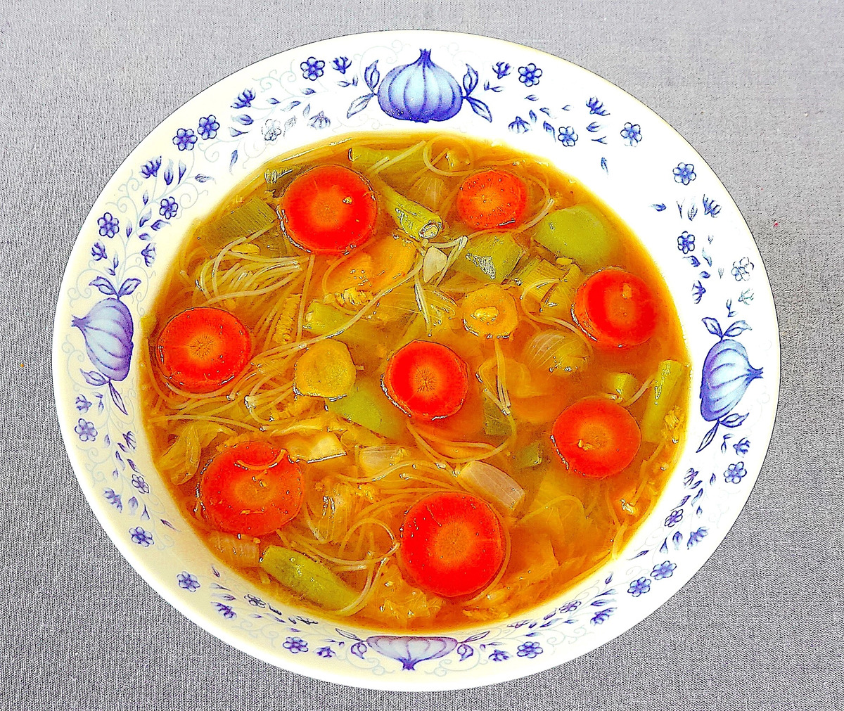 Rezept: Würzige Glasnudelsuppe mit Gemüse und Huhn Bild Nr. 17919 Würzige Glasnudelsuppe mit Gemüse und Huhn - Rezept - Bild Nr. 17919