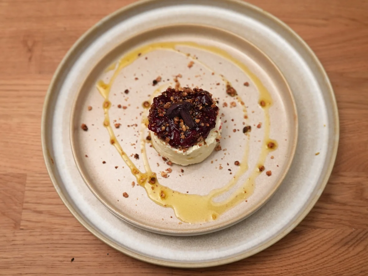 Feta | Haselnuss-Crumble | Sauerkirsch-Kompott | Olive - Rezept - Bild Nr. 17941