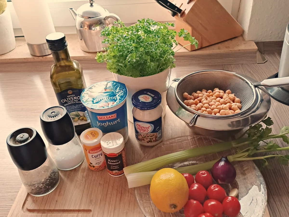 Kichererbsensalat mit Staudensellerie und Tomaten - Rezept - Bild Nr. 17945