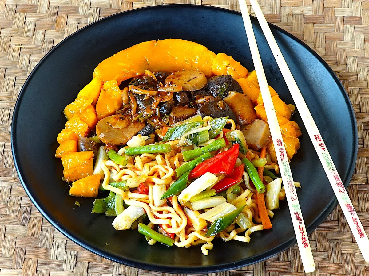 Dan-Dan-Nudeln mit Gemüse und Pilzgulasch - Rezept - Bild Nr. 17949