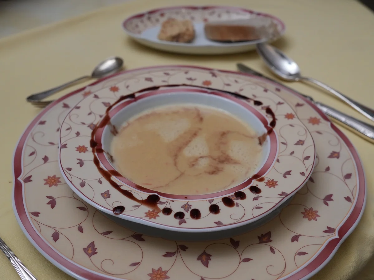 Rezept: Mandel-Pfefferschoten-Suppe mit Walnuss-Ciabatta und Dattelcreme Bild Nr. 2 Mandel-Pfefferschoten-Suppe mit Walnuss-Ciabatta und Dattelcreme - Rezept - Bild Nr. 2