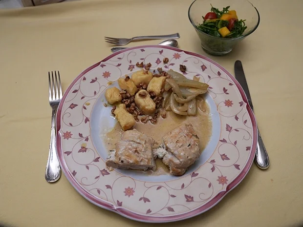 Maishuhnbrust mit Estragon-Ricotta-Füllung, Gnocchi, Fenchelgemüse und Mango-Avocado-Salat - Rezept - Bild Nr. 17951