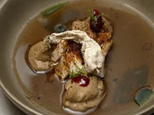 Abgeflämmter Zander, Pilzcreme & Pilzkonsommé - Rezept - Bild Nr. 2