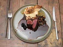 Rehrücken mit Pilz-Duxelle, Selleriecreme, Ofen-Sellerie & Wildjus - Rezept - Bild Nr. 2