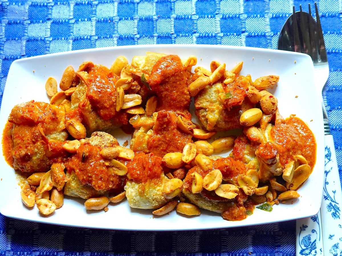 Batagor mit Erdnusssauce und gerösteten Heilbohnen - Rezept - Bild Nr. 17967