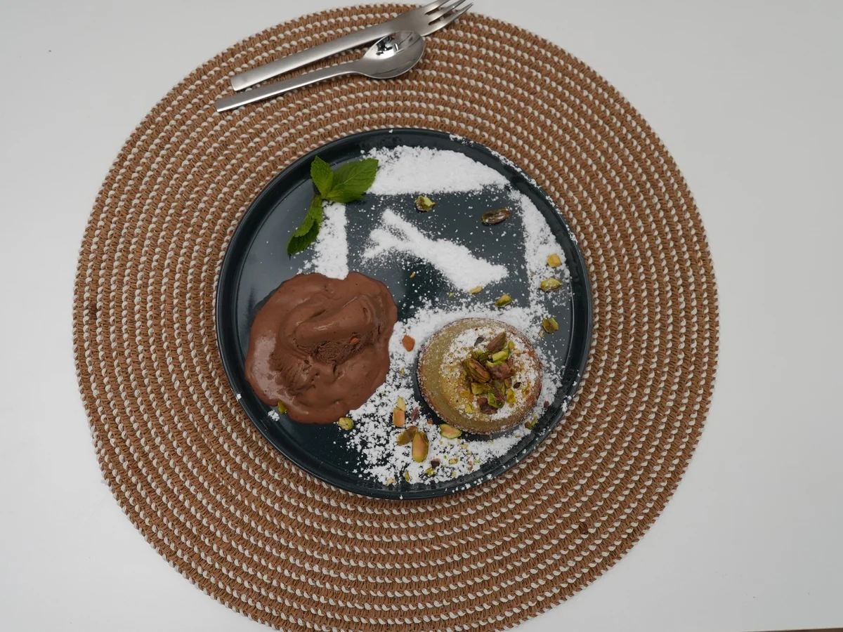 Pistazientörtchen mit weichem Kern und Schoko-Chili-Eis - Rezept - Bild Nr. 17973